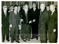 創辦人張其昀與黨國元老監察院長于右任合影的圖片