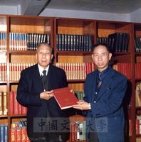 程光裕、徐聖謨兩位教授編印《中國歷史地圖》上下兩冊，慶祝創辦人張其昀八秩壽誕的圖片