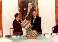 立法院教育委員會蒞校訪問考察，創辦人致贈美哉中華第十一屆年刊，由張希哲委員代表接受的圖片