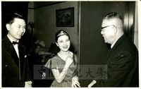 教育部長張其昀先生接見國際音樂家鄧昌國夫婦。的圖片