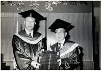 日本籍早坂一郎教授接受創辦人頒贈名譽哲士證書照的圖片