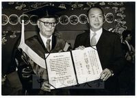 鄧權昌頒贈楊裕芬中華學術院名譽哲士的圖片