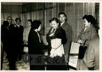 張其昀主任在國防研究院宴請音樂家鄧昌國、藤田梓夫婦等。的圖片