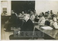 雷震遠神父於國防研究院演講，前排右一為張其昀，左一為于斌總主教。的圖片
