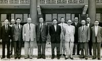 中國文化學院鐵城堂成立紀念，創辦人與來賓合影的圖片