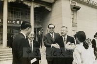 中國文化學院運動會張其昀先生、徐亨合影的圖片