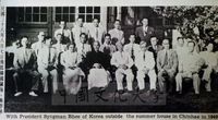 蔣中正率團赴韓國舉行鎮海會議，蔣中正、李承晚伉儷及與會人員合影。的圖片