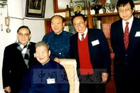中國文化大學董事長張鏡湖與資深立法委員吳延環等人合影。的圖片