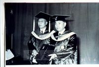 張其昀博士頒授鹿內信隆先生名譽哲士學位的圖片