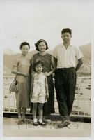 張鏡湖夫婦和女兒海雲留影。的圖片