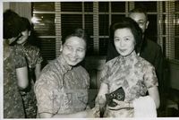 國防研究院張其昀主任夫人龔柏英女士與徐培根教育長夫人徐芳女士合影。的圖片