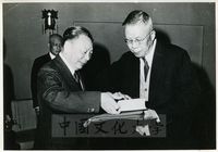 張其昀博士以本校出版之大學字典贈送給蔣總統經國先生的圖片