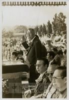 張其昀創辦人親臨主持春季運動大會，在司令臺前向運動員揮手答禮的圖片