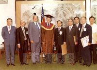 周以德於頒授中華學術院名譽哲士後與貴賓合影的圖片