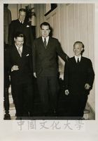 葉公超、尼克森和陳誠副總統合影的圖片