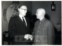 蔣中正與美國參議員周以德握手照的圖片