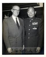 美國參議員周以德(Walter H. Judd)與周志柔將軍合影。的圖片