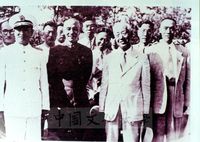 蔣中正率團赴韓國舉行鎮海會議，蔣中正總統與李承晚總統等人合影，後右為張其昀。的圖片