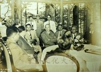 蔣中正率團赴菲律賓舉行碧瑤會議，蔣中正與王世杰等人在碧瑤合影。的圖片