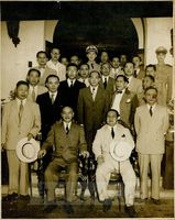 蔣中正率團赴菲律賓舉行碧瑤會議，與會人員合影。的圖片