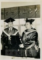 創辦人頒授久保木修己博士名譽博士的圖片