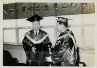 創辦人頒授久保木修己博士名譽博士的圖片