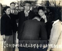 教育部長張其昀視察臺灣省立虎尾女子中學。的圖片