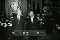 張其昀在國防研究院與副主任劉安祺合影的圖片