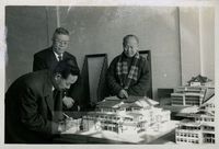 張其昀與賓客站在校舍建築模型旁的合影。的圖片
