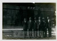 國防研究院訪問團團員參觀漢城昌德宮在宣政殿前合影的圖片