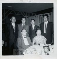 黎東方、宋晞教授代表中華學術院頒贈郭秉文先生名譽哲士證書的圖片