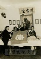 岡野正道伉儷接受華岡學會贈旗儀式的圖片