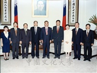 1998年4月29日副總統連戰接見「日本名畫文物展-日本美術四百年史　從桃山時代到現代」日本代表團的圖片