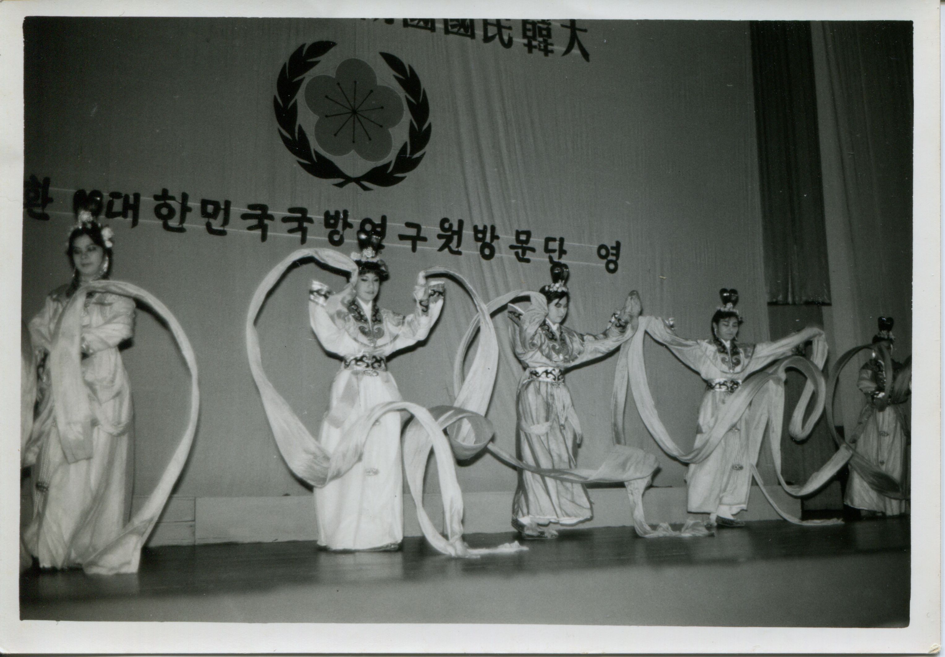 國防研究院歡迎大韓民國國防大學院訪問團來院參觀時以中國舞蹈與音樂歡娛佳賓時舞蹈表演的圖檔，第1張，共1張