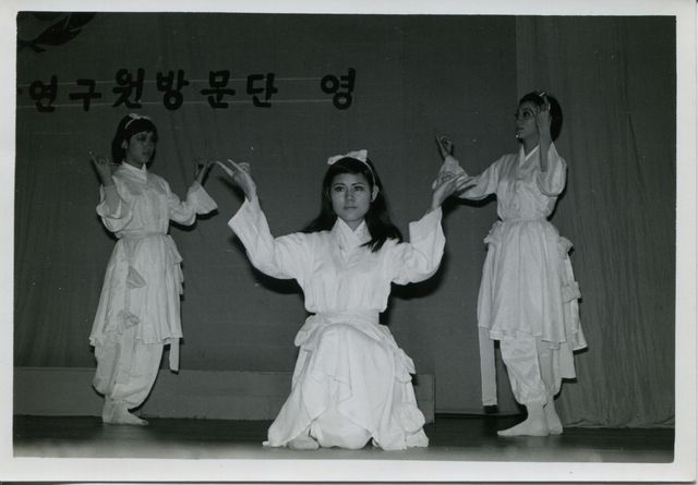 國防研究院歡迎大韓民國國防大學院訪問團來院參觀時以中國舞蹈與音樂歡娛佳賓時舞蹈表演的圖片