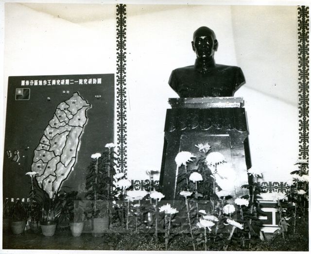 國防研究院院長蔣中正半身銅像。的圖片