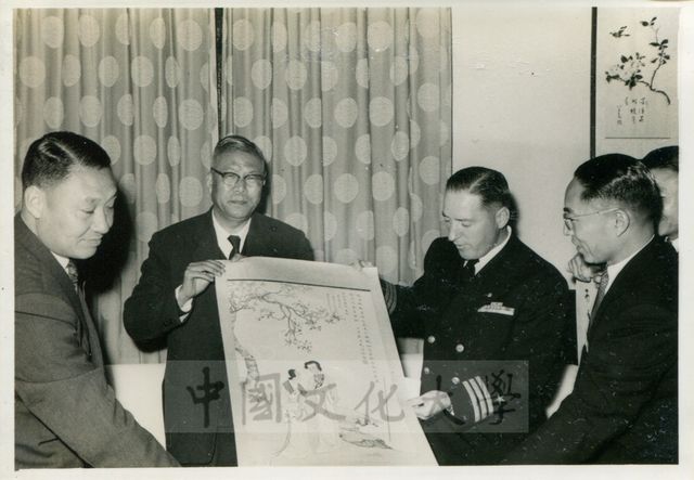 張其昀主任在國防研究院宴請新任首席顧問湯姆生上校等人，並致贈繪畫。的圖片