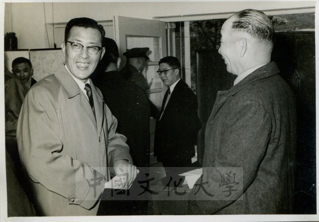 國防研究院第三期研究員報到，右一為陸軍副總司令胡璉將軍。的圖片