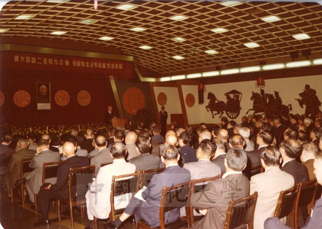 國防研究院同學紀念院長蔣公九秩晉二誕辰大會，張其昀先生致詞的圖片