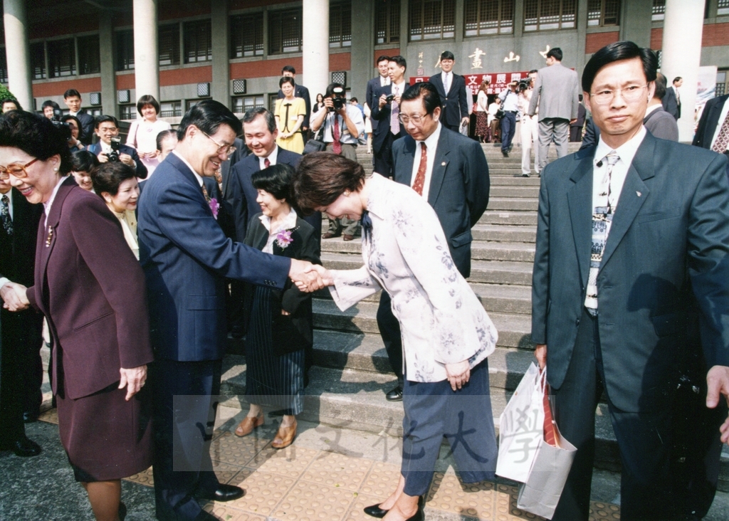 1998年4月30日舉行「日本名畫文物展-日本美術四百年史　從桃山時代到現代」開幕預展，行政院長蕭萬長蒞臨致賀的圖檔，第5張，共19張