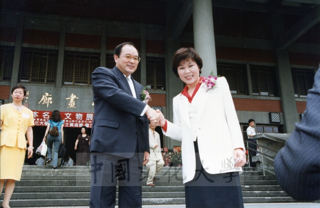 1998年5月1日舉行「日本名畫文物展-日本美術四百年史　從桃山時代到現代」開幕典禮，由副總統連戰、董事長張鏡湖等共同剪彩的圖檔，第4張，共27張