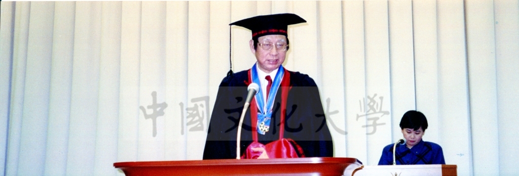 1999年12月5日董事長張鏡湖及校長林彩梅分別榮獲日本創價大學「文化教育最高榮譽獎」「名譽博士學位」的圖檔，第18張，共39張
