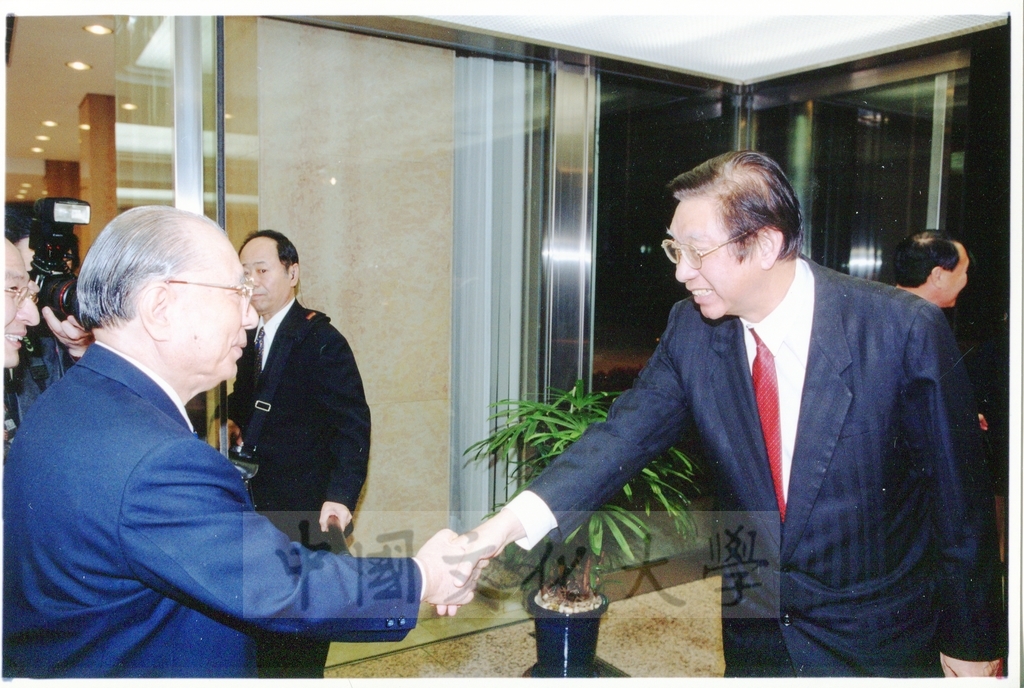 1999年12月5日張董事長鏡湖率同校長林彩梅等五人拜會創價學會名譽會長池田大作先生的圖檔，第2張，共23張