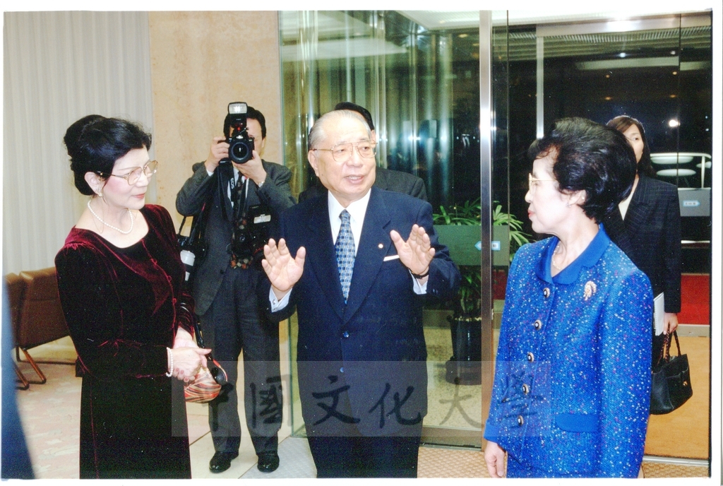1999年12月5日張董事長鏡湖率同校長林彩梅等五人拜會創價學會名譽會長池田大作先生的圖檔，第3張，共23張