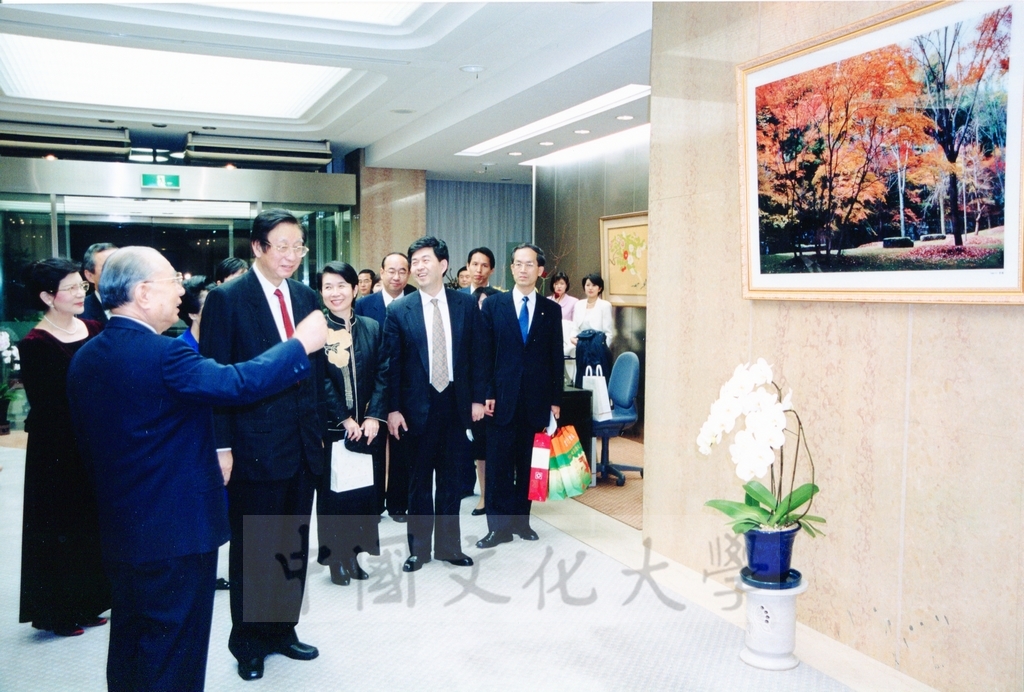 1999年12月5日張董事長鏡湖率同校長林彩梅等五人拜會創價學會名譽會長池田大作先生的圖檔，第8張，共23張