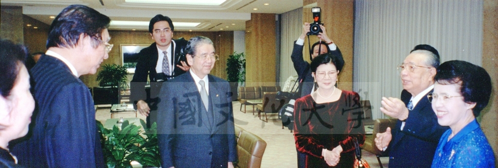 1999年12月5日張董事長鏡湖率同校長林彩梅等五人拜會創價學會名譽會長池田大作先生的圖檔，第9張，共23張