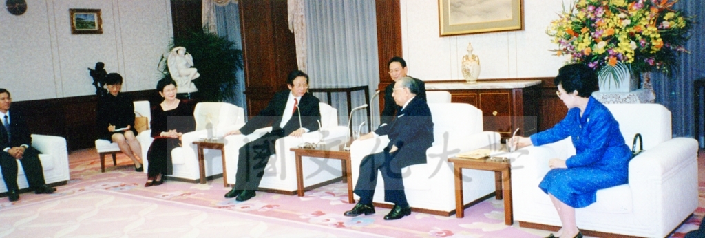 1999年12月5日張董事長鏡湖率同校長林彩梅等五人拜會創價學會名譽會長池田大作先生的圖檔，第12張，共23張