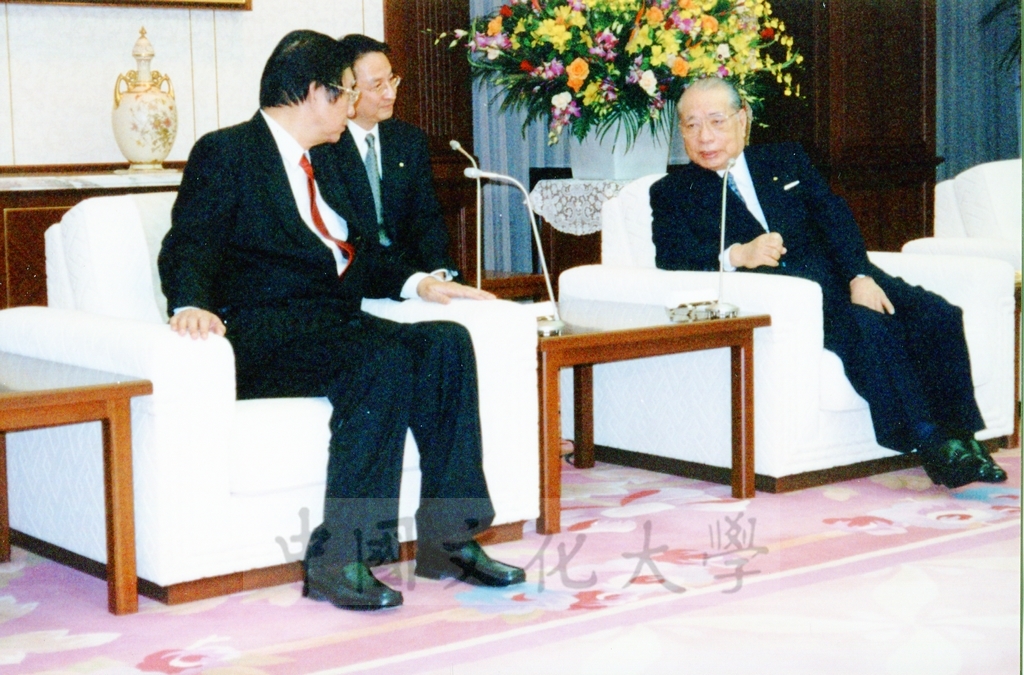 1999年12月5日張董事長鏡湖率同校長林彩梅等五人拜會創價學會名譽會長池田大作先生的圖檔，第14張，共23張