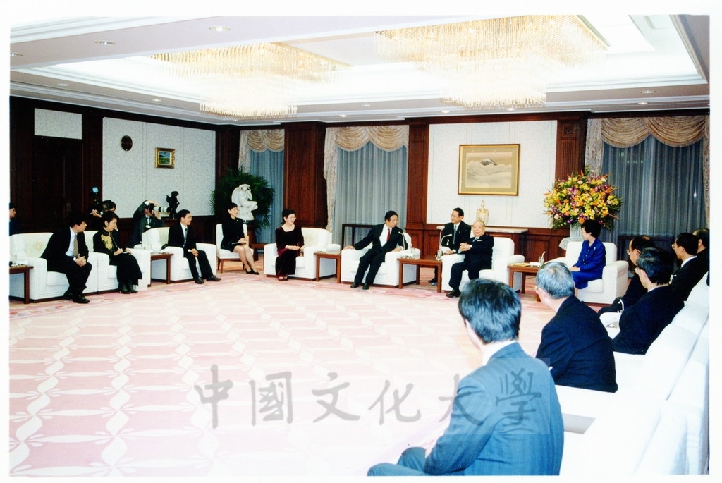 1999年12月5日張董事長鏡湖率同校長林彩梅等五人拜會創價學會名譽會長池田大作先生的圖檔，第18張，共23張