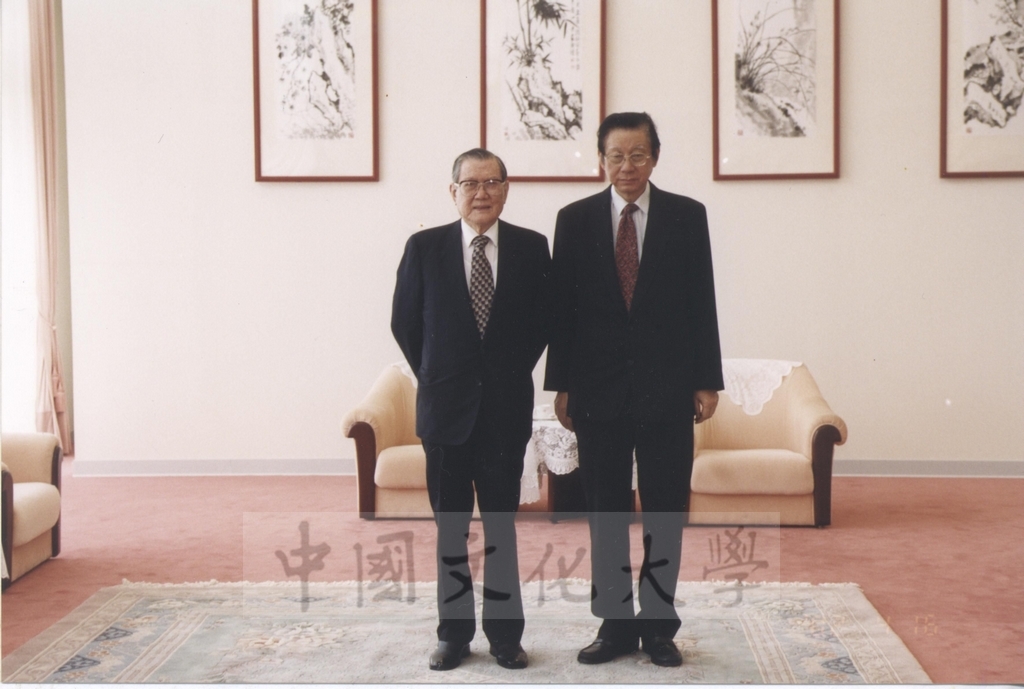 2002年4月16日馬鶴凌先生蒞校拜會董事長張鏡湖的圖檔，第1張，共2張